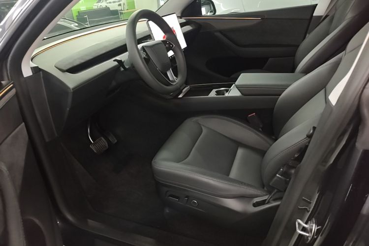 Tesla Model Y 2025 #19 Tesla Model Y 2025 car image #19