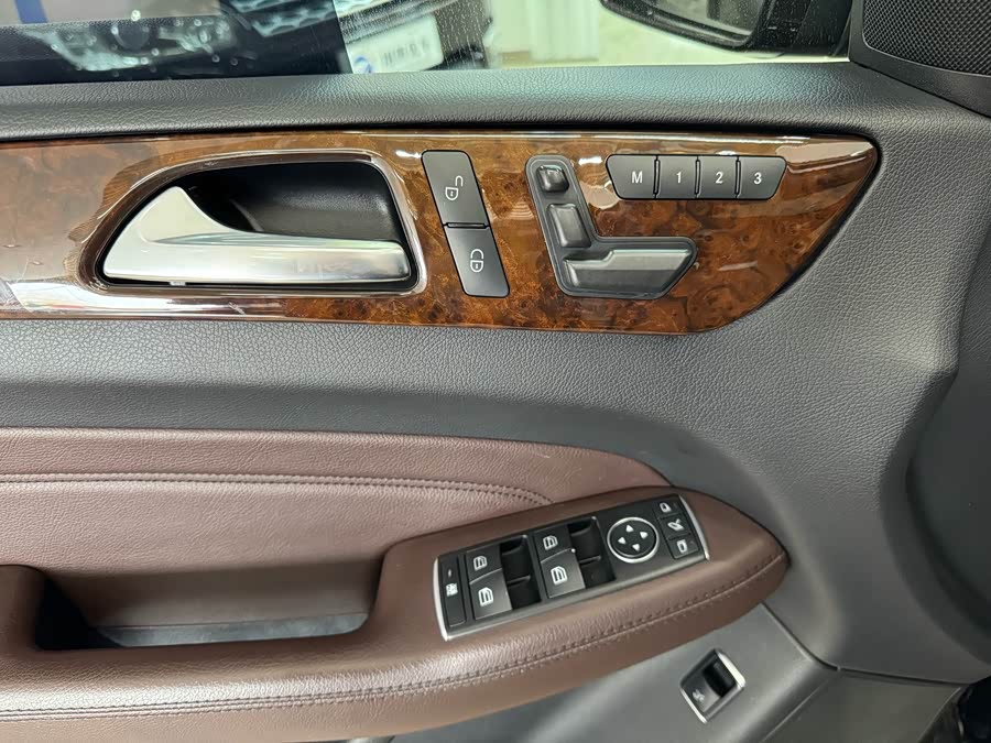 Mercedes-Benz M Class 2015 car image #14