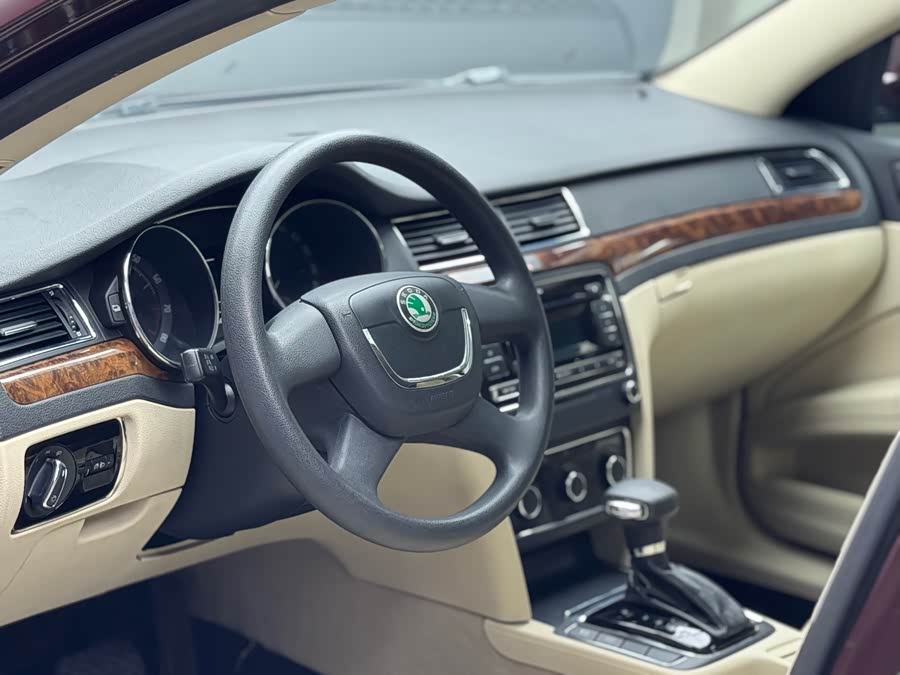 Skoda Superb 2013 car image #14