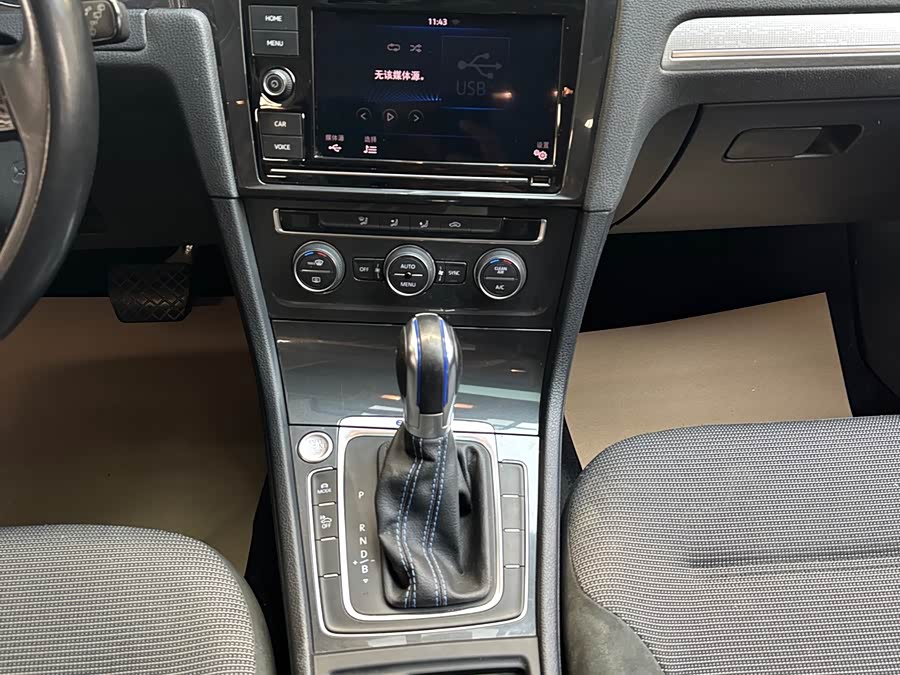 Volkswagen Golf Pure Electric 2020 car image #14