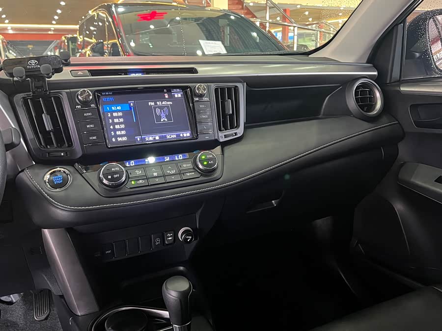 Toyota RAV4 2019 car image #14