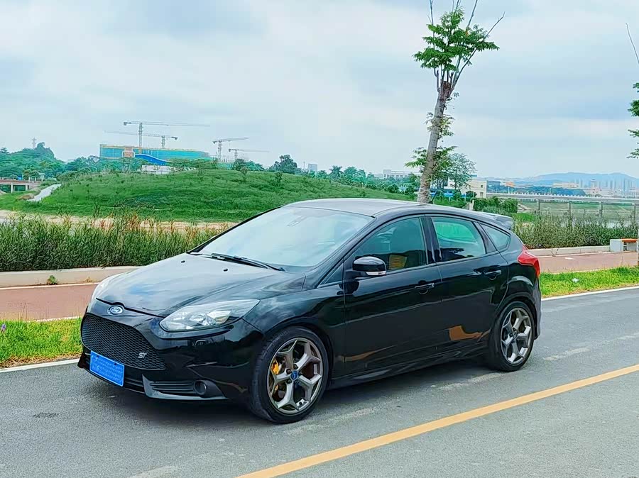 Ford Focus (Imported) 2014 car image #14