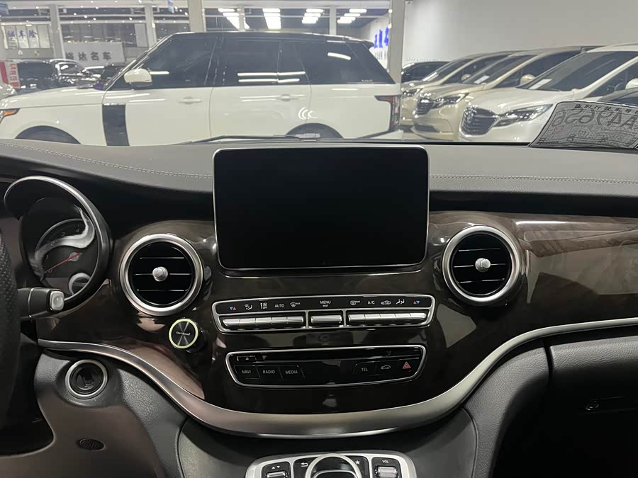 Mercedes-Benz V Class 2018 immagine di auto #14