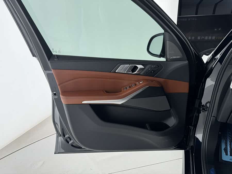 BMW X7 2020 car image #14