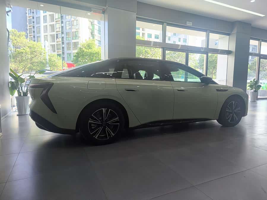 HongQi EH7 2024 #14 HongQi EH7 2024 car image #14