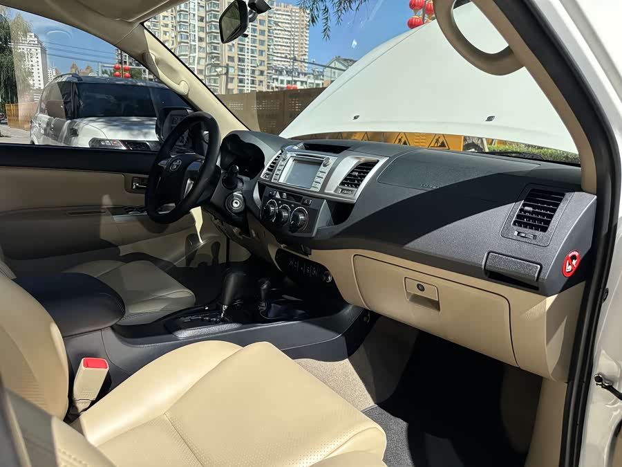 Toyota Fortuner 2016 immagine di auto #14