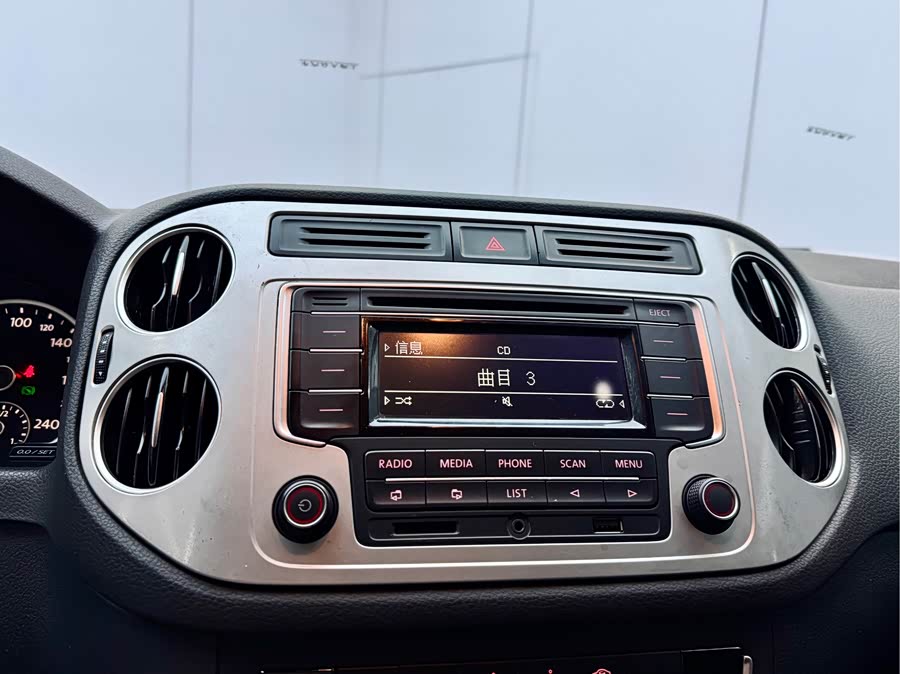 Volkswagen Tiguan 2015 car image #14