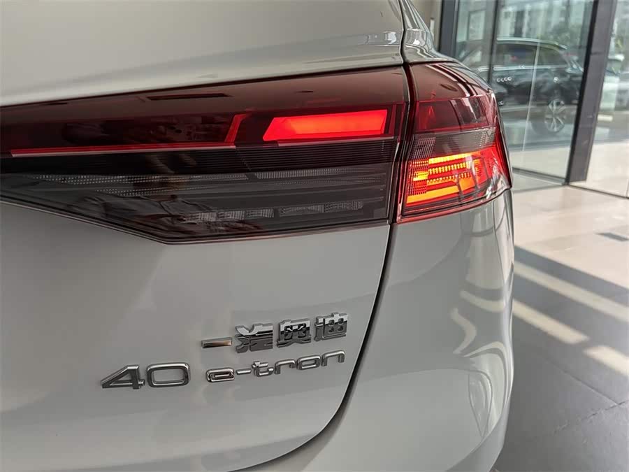 Audi Q4 e-tron 2024 صورة سيارة #14