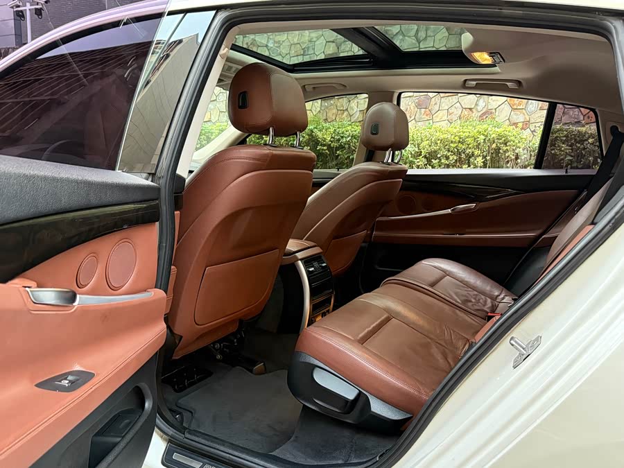 BMW 5 Series GT 2015 immagine di auto #14