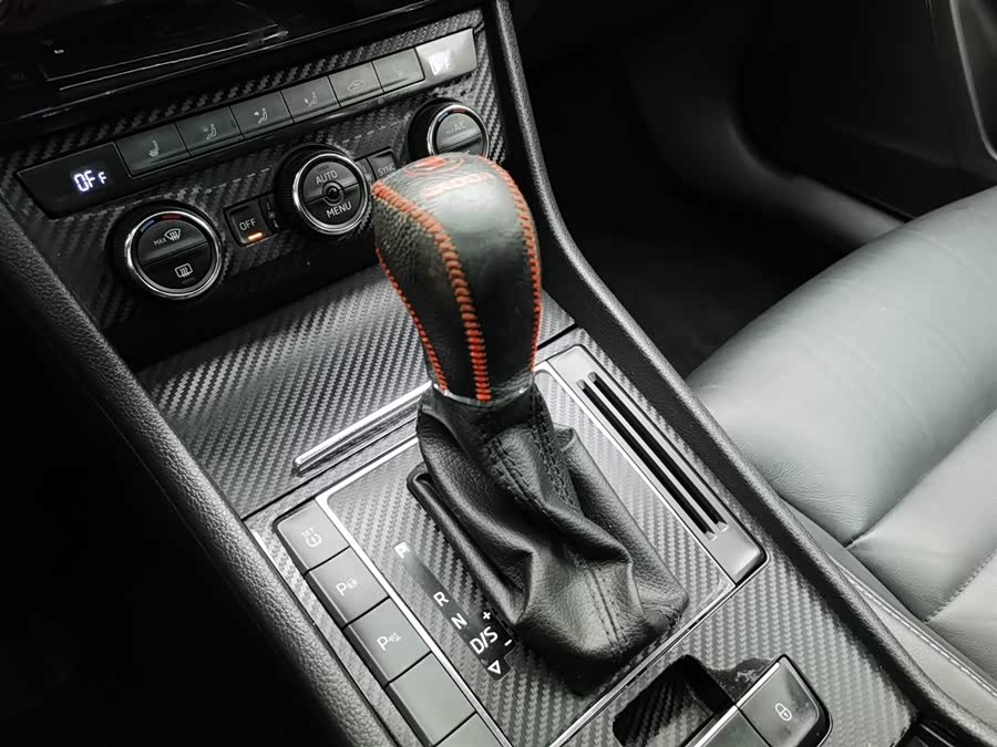Skoda Superb 2016 car image #14
