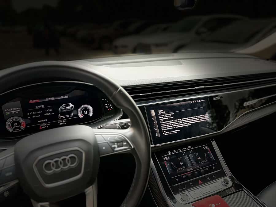 Audi Q8 2020 car image #14