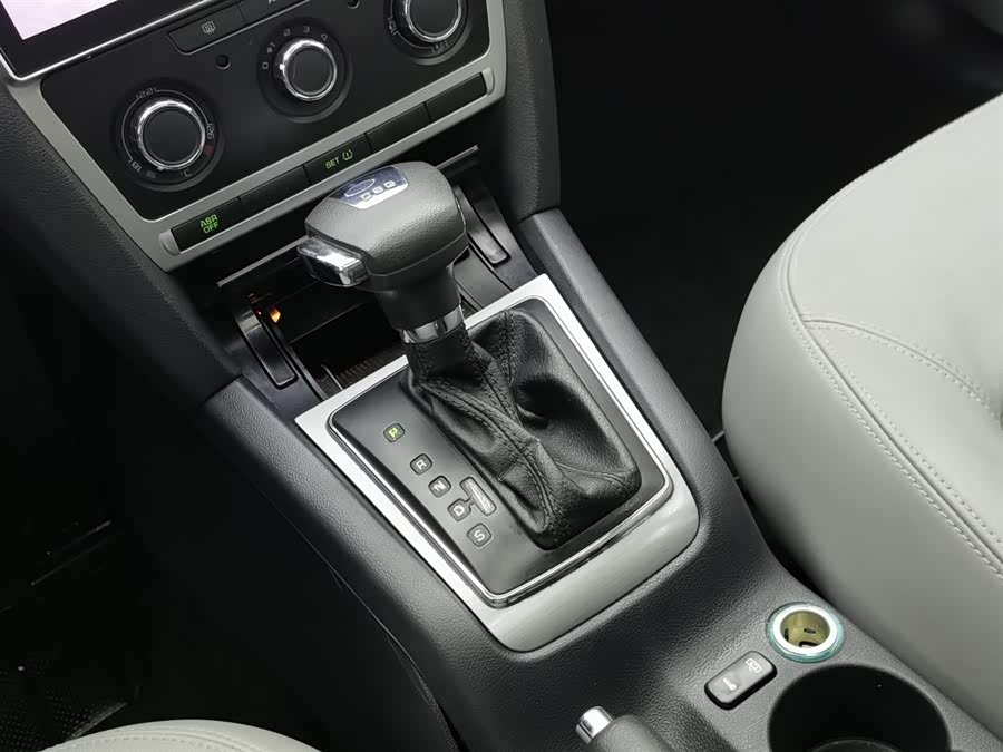 Skoda Octavia 2010 car image #14