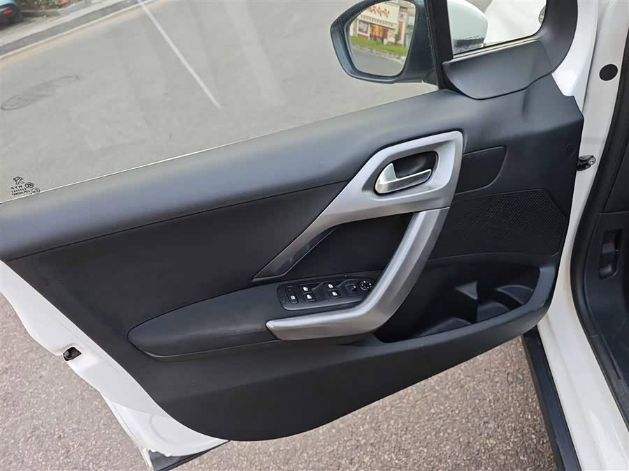 Peugeot 2008 2014 image de voiture #14