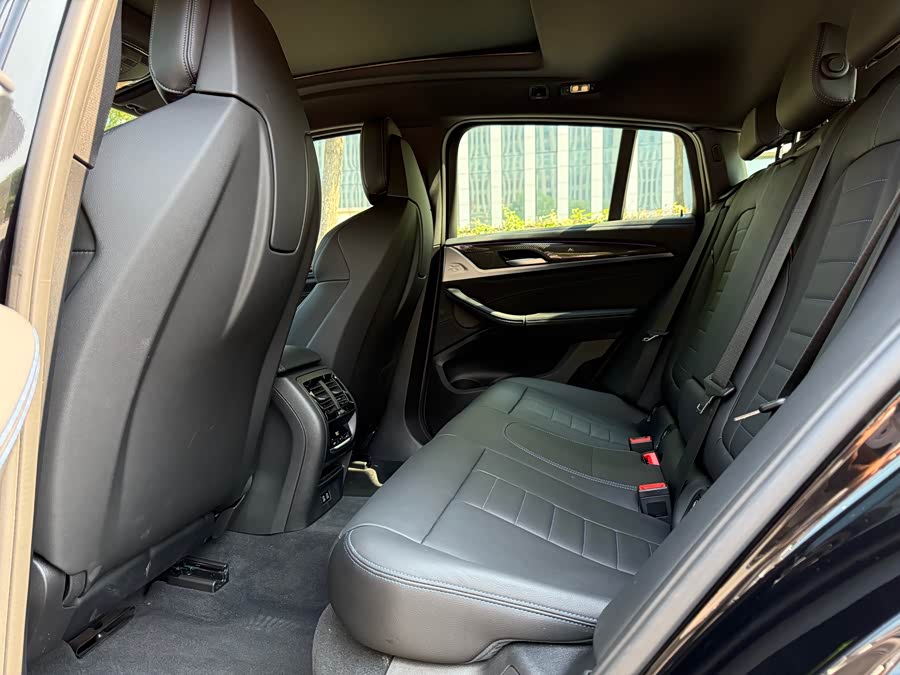 BMW X4 M40i 2024 car image #14