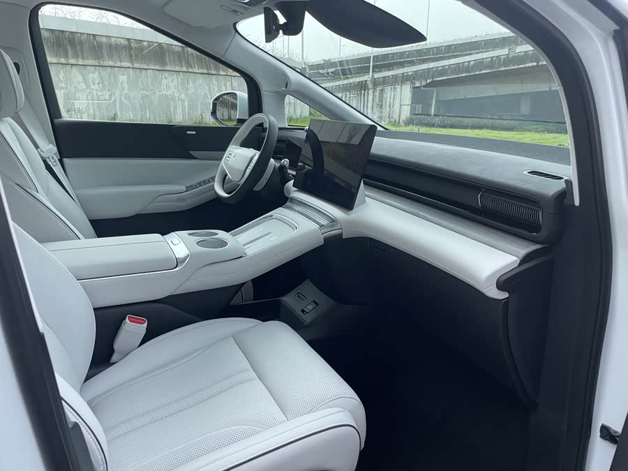 Xpeng X9 2024 صورة سيارة #14