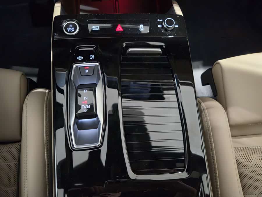 Audi Q6L e-tron 2025 صورة سيارة #14