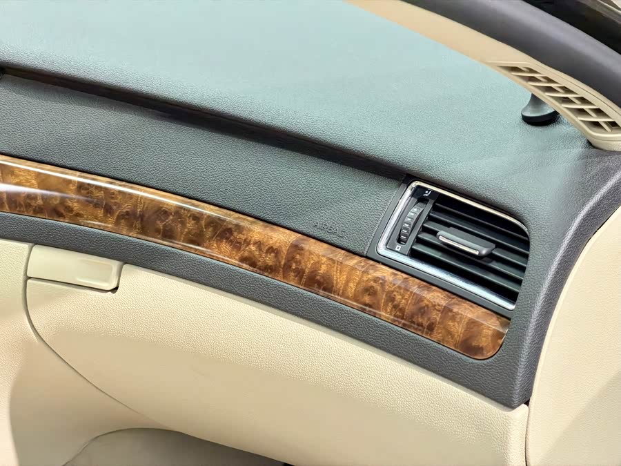 Skoda Superb 2012 car image #14