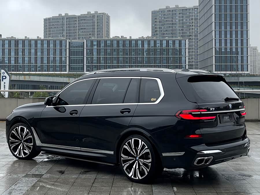 BMW X7 M60i 2023 #14 BMW X7 M60i 2023 car image #14