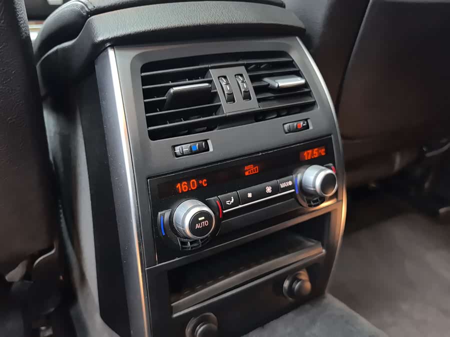 BMW 5 Series GT 2011 immagine di auto #14