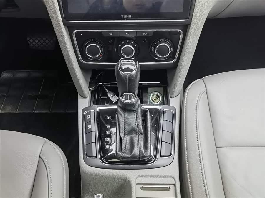 Skoda Superb 2014 car image #14