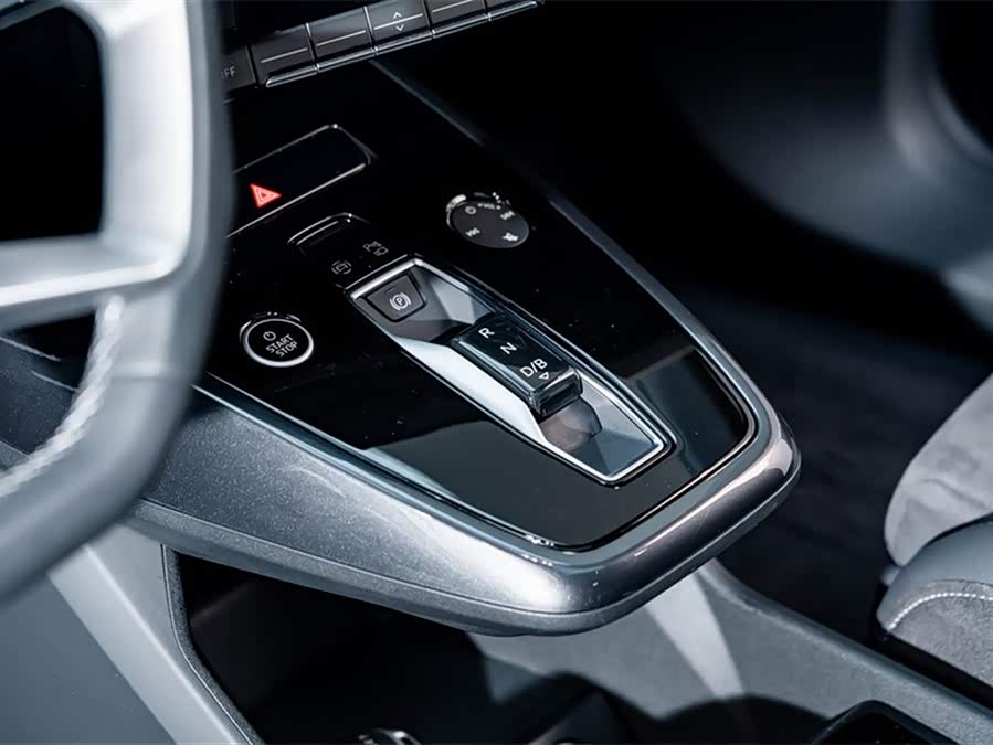 Audi Q4 e-tron 2023 immagine di auto #14