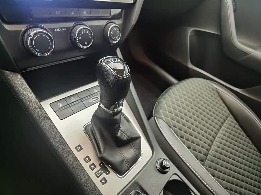 Skoda Octavia 2019 car image #14