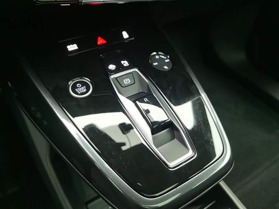 Audi Q4 e-tron 2023 صورة سيارة #14