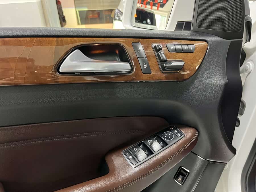 Mercedes-Benz M Class 2015 car image #14