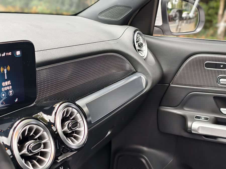 Mercedes-Benz GLB Class 2023 car image #14