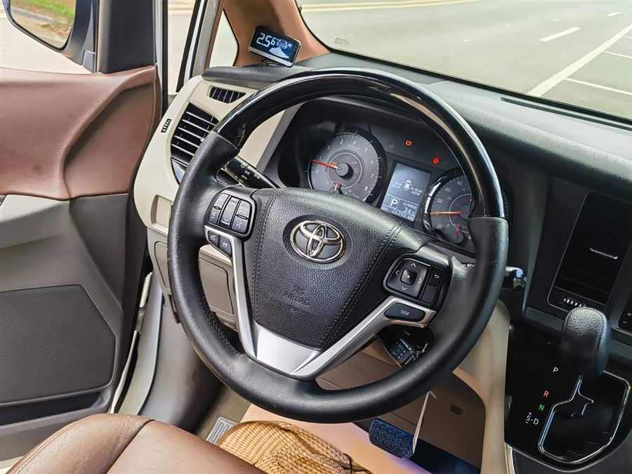 Toyota SIENNA 2018 car image #14