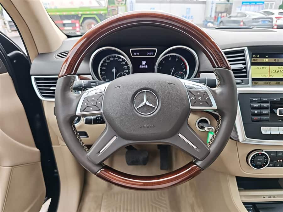 Mercedes-Benz M Class 2012 car image #14