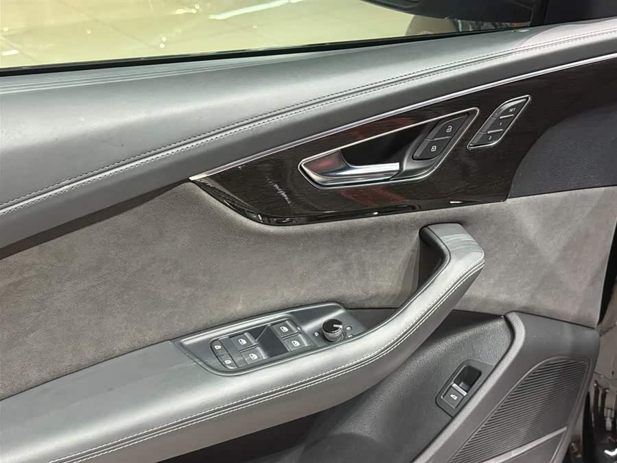 Audi Q8 2021 car image #14