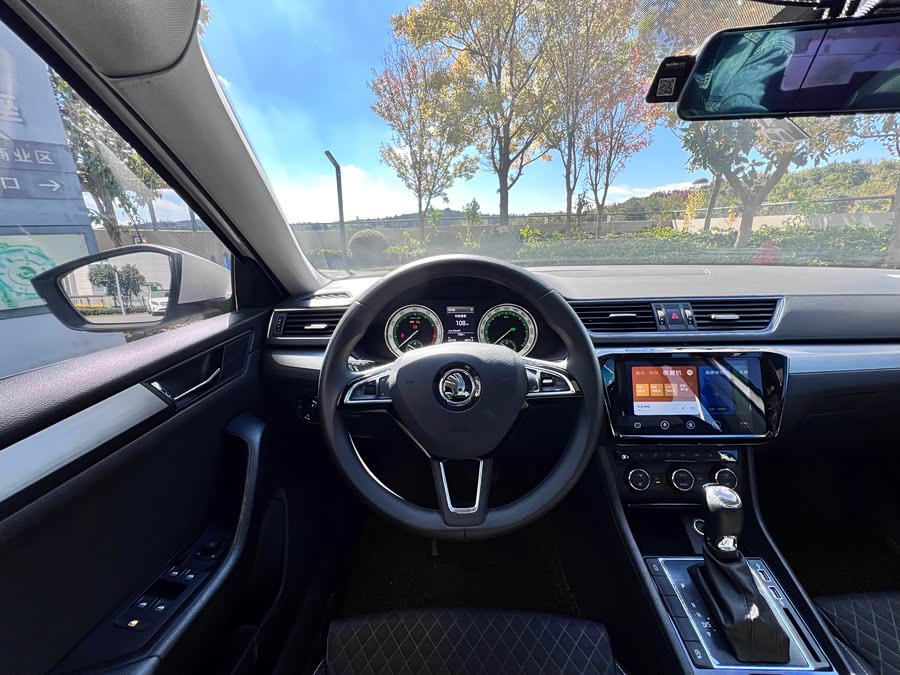 Skoda Superb 2019 car image #14