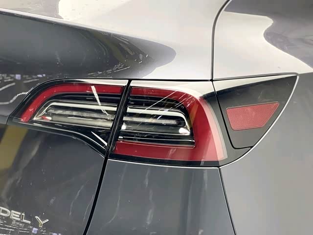 Tesla Model Y 2023 car image #14