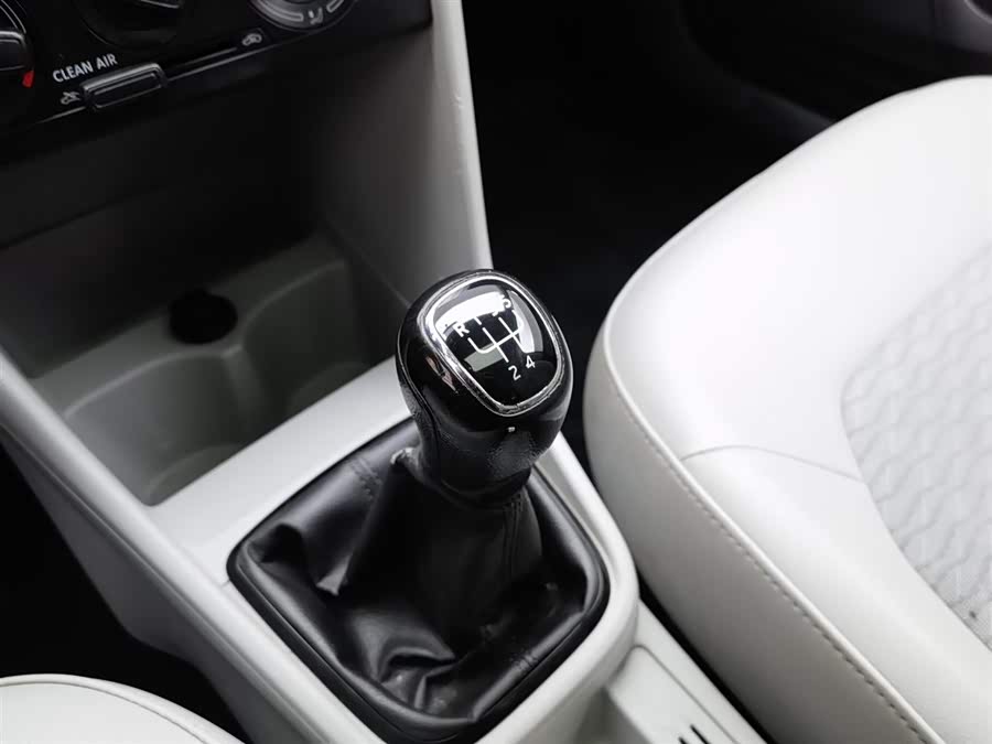 Skoda Rapid 2017 car image #14