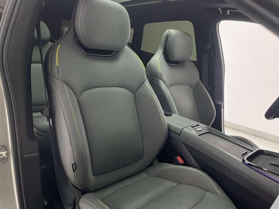 Lynk & Co 08 EM-P 2023 car image #14