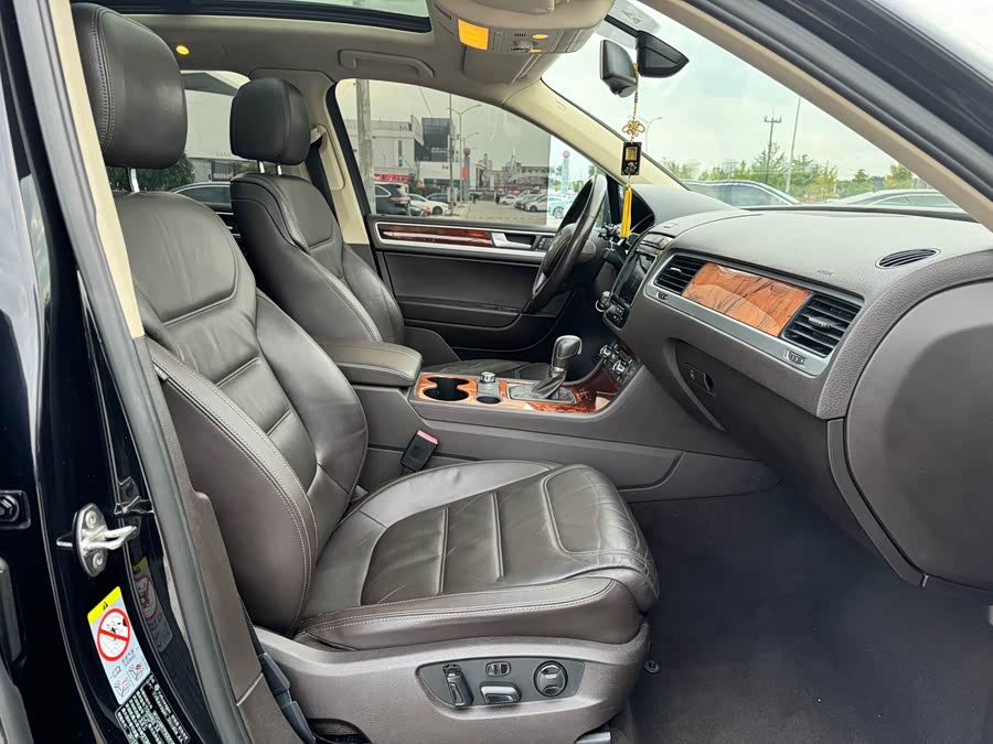 Volkswagen Touareg 2012 car image #14