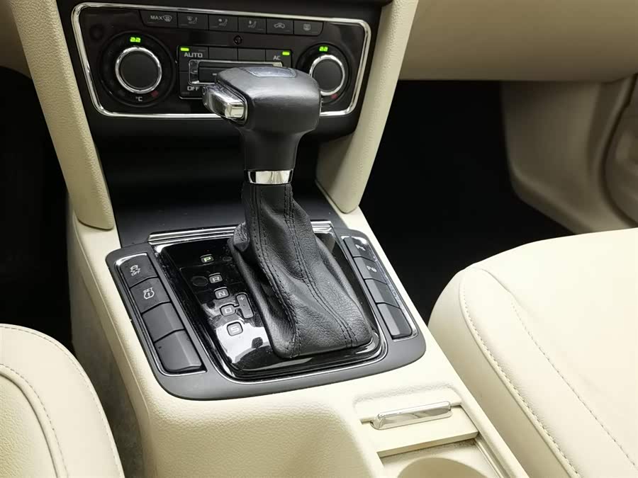 Skoda Superb 2012 immagine di auto #14