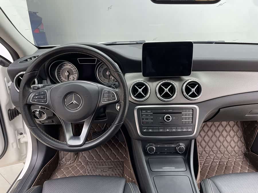 Mercedes-Benz GLA Class 2017 car image #14
