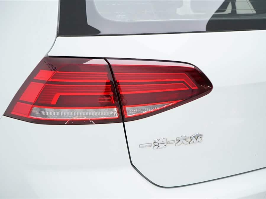 Volkswagen Golf 2018 car image #14