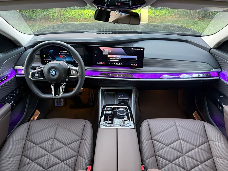 BMW i7 2024 car image #14