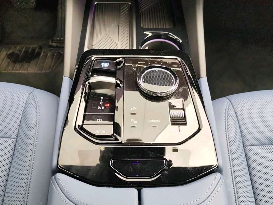 BMW i5 2024 car image #14