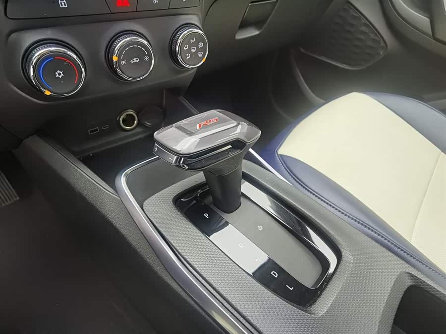 Chevrolet Tracker 2022 immagine di auto #14