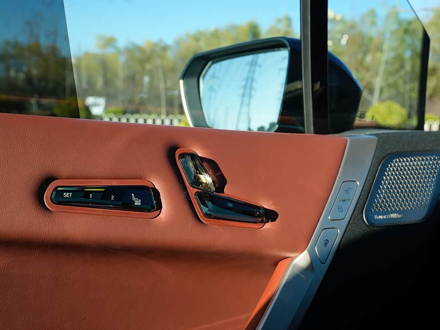 BMW iX M60 2024 car image #14