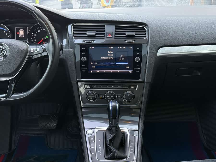 Volkswagen Golf Pure Electric 2020 #14 Volkswagen Golf Pure Electric 2020 car image #14