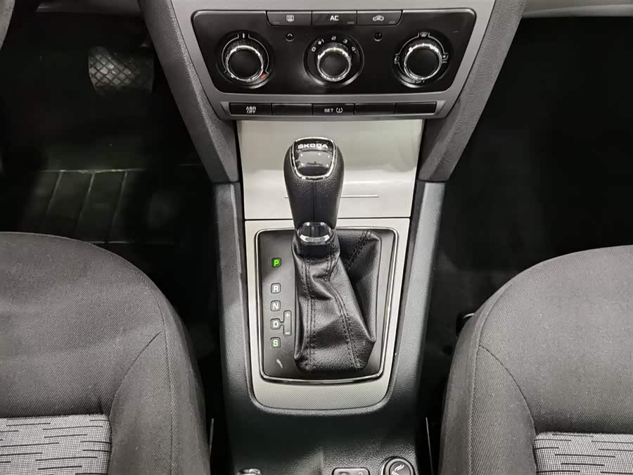 Skoda Octavia 2013 car image #14
