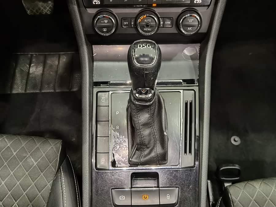 Skoda Superb 2018 car image #14
