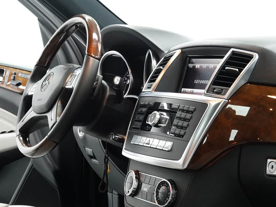 Mercedes-Benz M Class 2012 car image #14