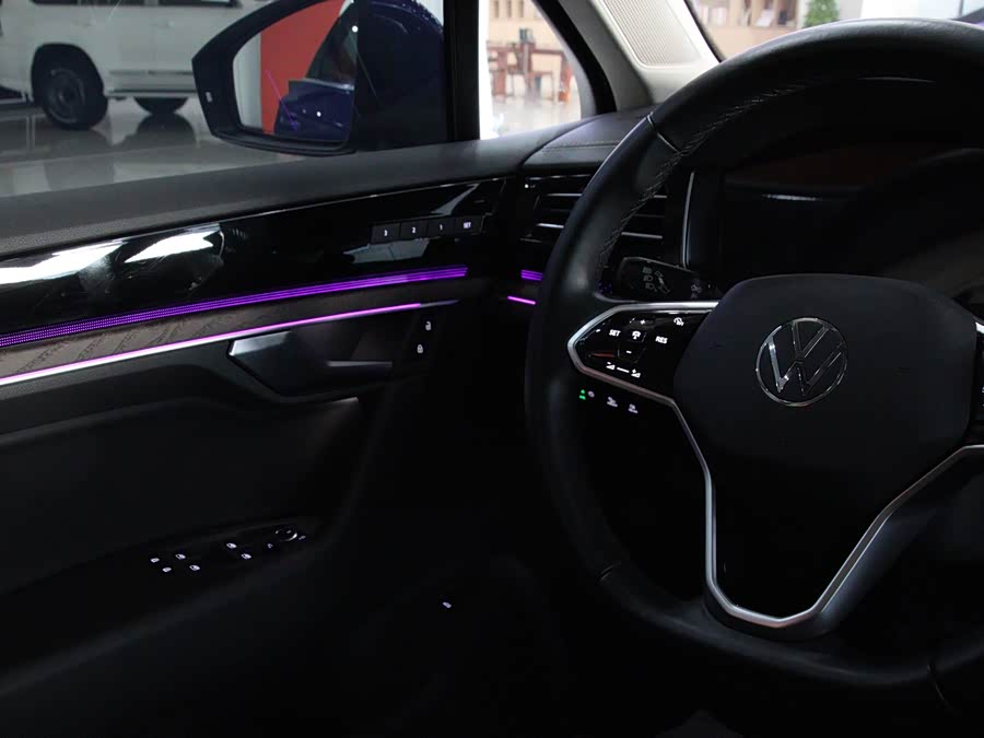 Volkswagen Touareg 2023 car image #14