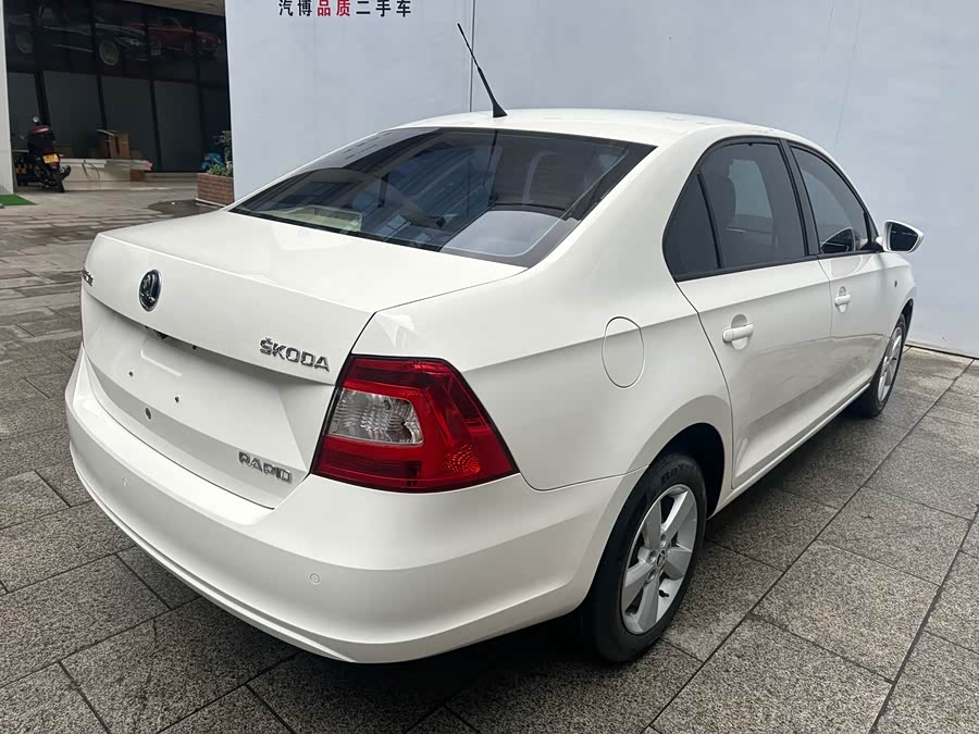 Skoda Rapid 2015 imagen de coche #14
